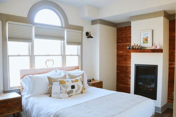 Guestroom with a fireplace 