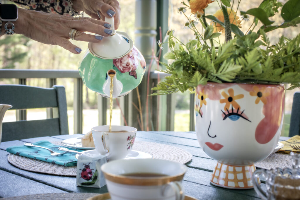 AmarisFarms_ABBA_089 pouring tea